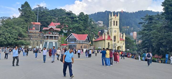 हालांकि अभी भी पर्यटन कारोबार पटरी पर नहीं लौटा है.