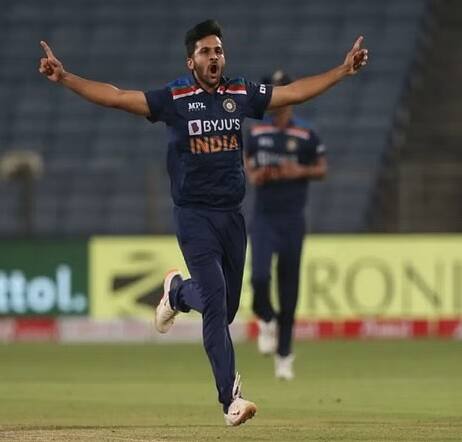 পেসার অলরাউন্ডার হিসেবে ভারতীয় দলে সুযোগ পেয়েছেন শার্দুল ঠাকুর। ১৫ সদস্যের দলে রয়েছেন মুম্বইয়ের এই পেসার।