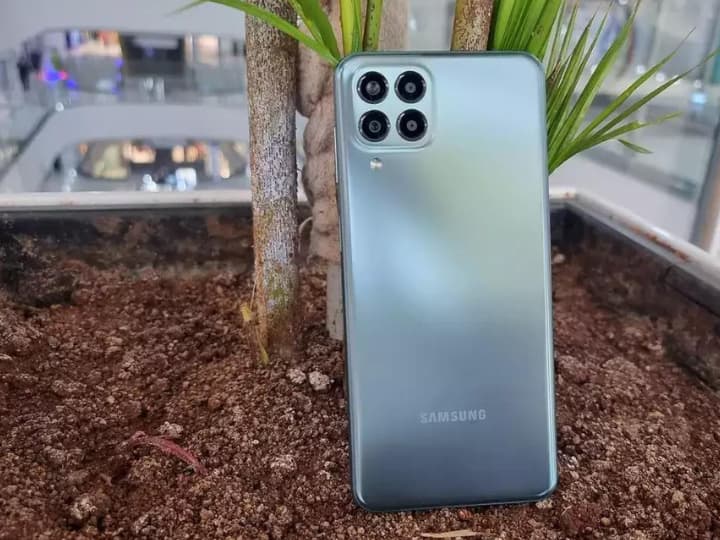 Samsung Galaxy M33 5G: जिन लोगों को ज्यादा बैटरी कैपेसिटी वाला फोन चाहिए उनके लिए ये स्मार्टफोन बेस्ट है. इसमें 6000 एमएएच की बैटरी मिलती है जो आराम से 2 दिन तक चल सकती है. इसके अलावा इसमें 5nm Exynos 1280 SoC, 50MP का कैमरा और 6.6 इंच की डिस्प्ले मिलती है.