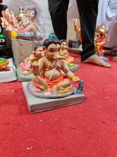 एक हसला तर दुसरा निवांत लेटून, यंदा पुणेकरांना वेगवेगळ्य़ा मुडमधील बालगणेशांची भुरळ