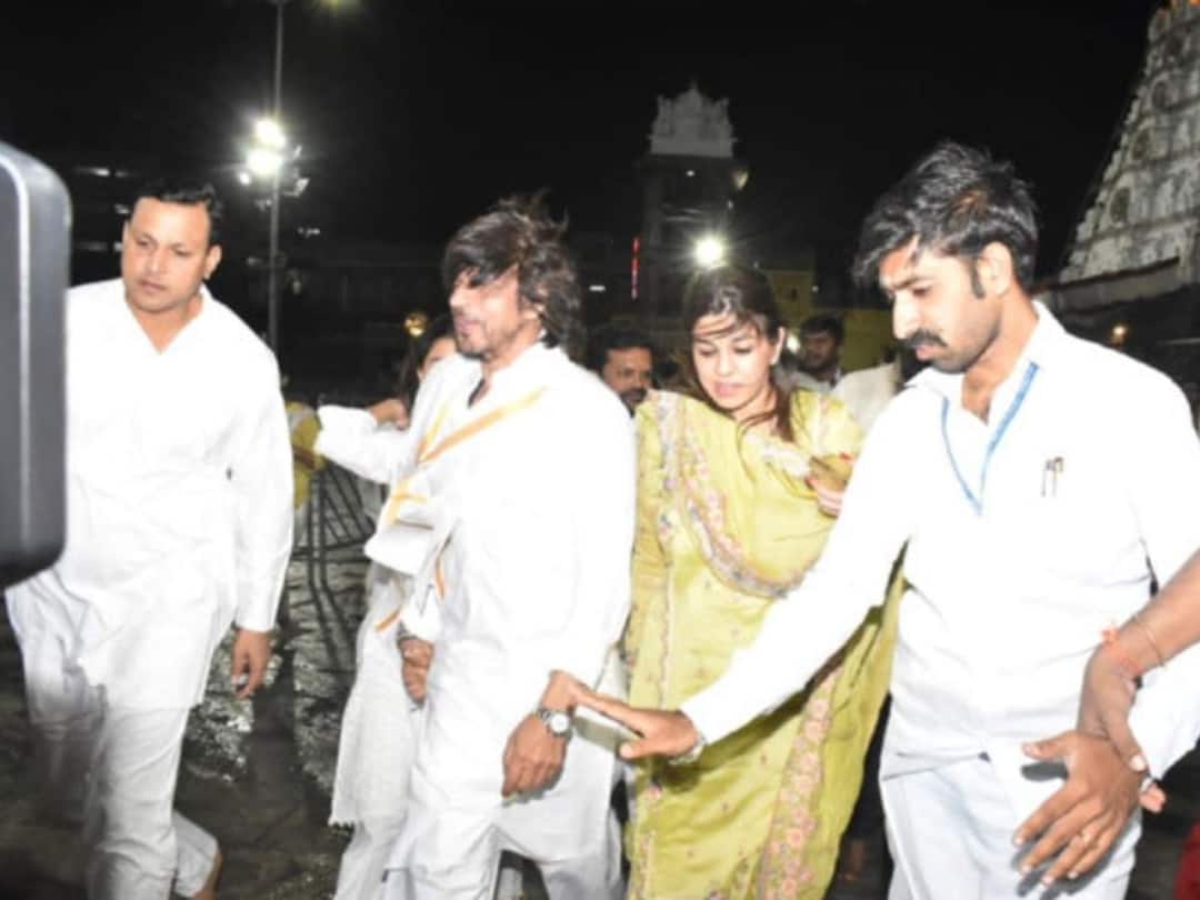 Shah Rukh Khan offers prayers at Tirumala temple before Jawan release Shah Rukh Khan : ‘జవాన్‘ విడుదలకు ముందు తిరుమలకు షారుఖ్ - హిట్ కావాలని కోరుతూ టీమ్ & ఫ్యామిలీతో