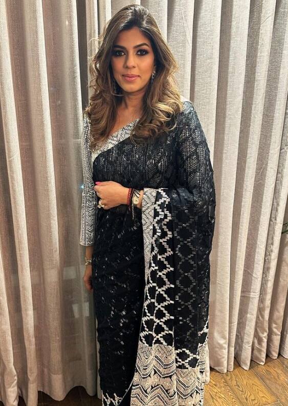 पूजा शाहरुख खान के साथ साल के ज्यादातर दिन 24 घंटे साथ रहती हैं. इतनी मेहनत के बाद शाहरुख खान अपनी मैनेजर को अच्छी खासी फीस भी देते हैं. इसपर शाहरुख की कोई फिल्म सुपरहिट ब्लॉकबस्टर बन जाए तो सोने पे सुहागा.