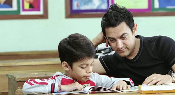 स्टूडेंट-टीचर के बॉन्ड के बारे में बात कर रहे हैं तो हम आमिर खान की फिल्म ‘तारे ज़मीन पर’ को कैसे भूल सकते हैं? यह एक डिस्लेक्सिक बच्चे और उसके आर्ट टीचर की कहानी है, जो उसकी लर्निंग डिफिकल्टी दूर करने में मदद करता है. 2007 में रिलीज हुई इस फिल्म को क्रिटिक्स और ऑडियंस से जबरदस्त रिस्पॉन्स मिला था.