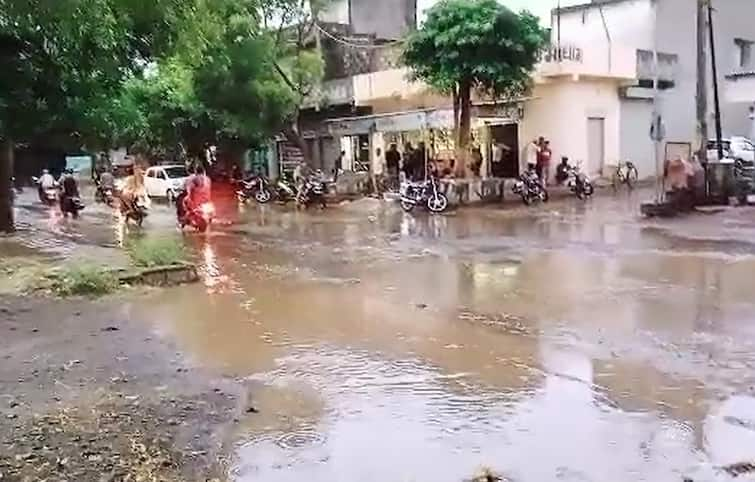 Rajkot After a long hiatus in weather, rainy conditions give life to the groundnut-cotton crop Rajkot: ભાયાવદરમાં લાંબા વિરામ બાદ વરસાદી માહોલ, મગફળી-કપાસના પાકને જીવતદાન