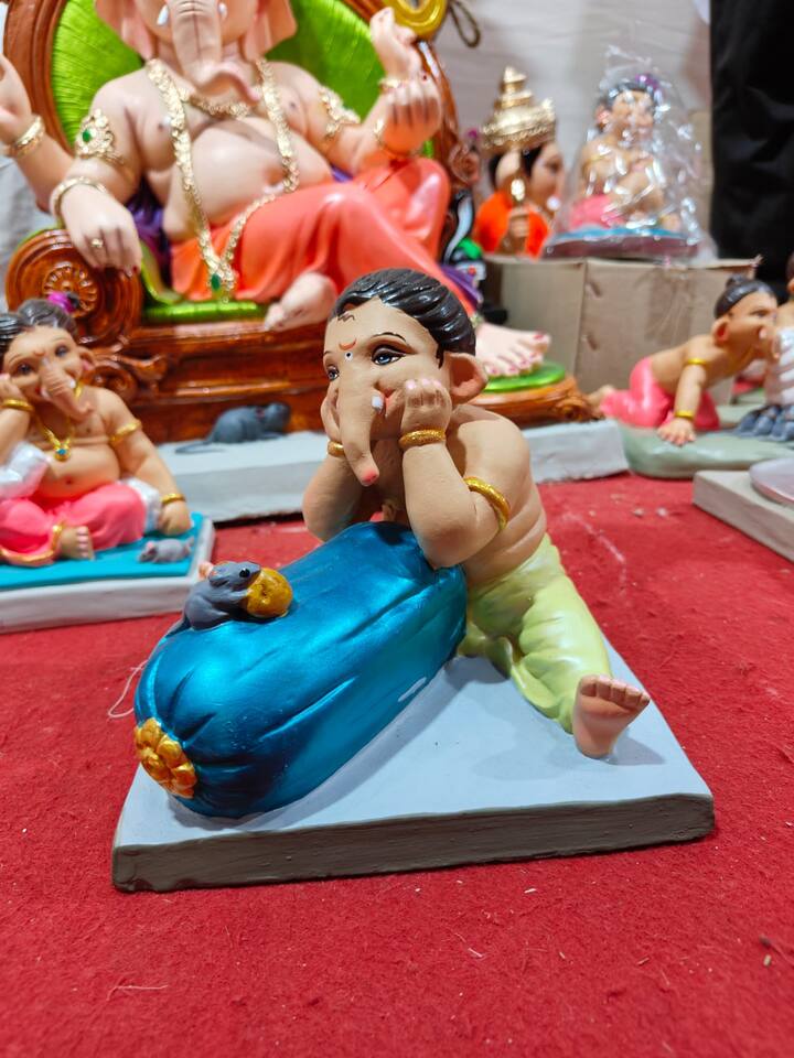 बाळगणेशाचं हे रूप पाहून कोणीही त्याची दखल घेतल्याशिवाय राहू शकत नाही.
