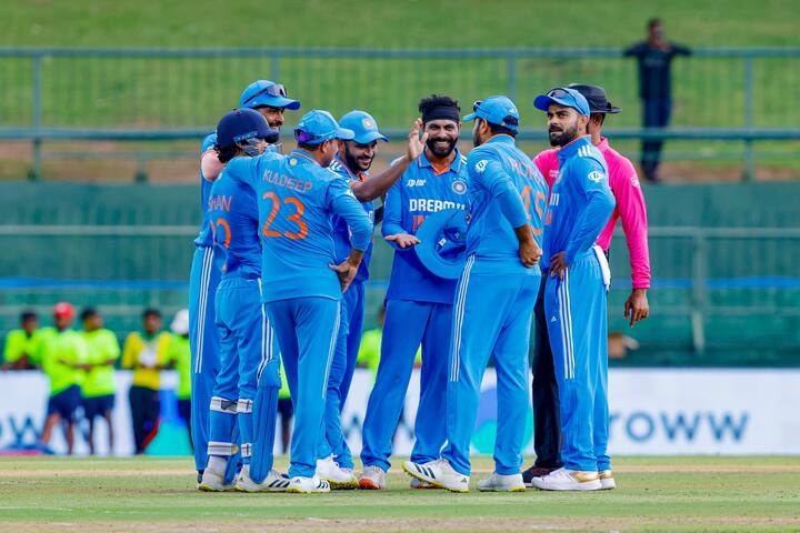 மழை நின்ற பின்னர் போட்டி 10.15 மணிக்கு துவங்கப்பட்டது. அப்போது இந்திய அணி வெற்றி பெற 23 ஓவர்களில் 145 ரன்கள் எடுத்தால் வெற்றி என இலக்கு நிர்ணயம் செய்யப்பட்டது.