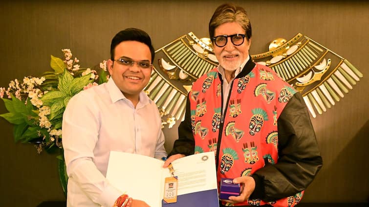 Jay Shah presented Golden ticket for the ODI World Cup 2023 Amitabh Bachchan see pic ODI World Cup 2023: বিসিসিআইয়ের তরফে বিশ্বকাপের 'গোল্ডেন' টিকিট পেলেন অমিতাভ বচ্চন