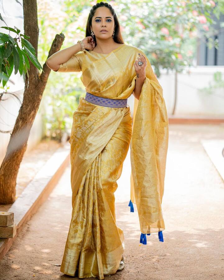 ‘పుష్ప 2‘ సినిమా షూటింగ్ లో బిజీ బిజీగా గడుపుతోంది.  Photo Credit: Anasuya Bharadwaj/Instagram