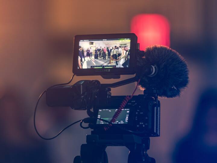 Job Tips: ये हैं आर्ट्स और एंटरटेनमेंट इंडस्ट्री की सबसे ज्यादा सैलरी वाली जॉब्स, जानिए- कितनी है इनकम?