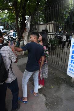 એકટ્રેસ ભૂમિ પેડનેકર kromkaya સલૂન બહાર થઈ સ્પોટ, જુઓ તસવીરો