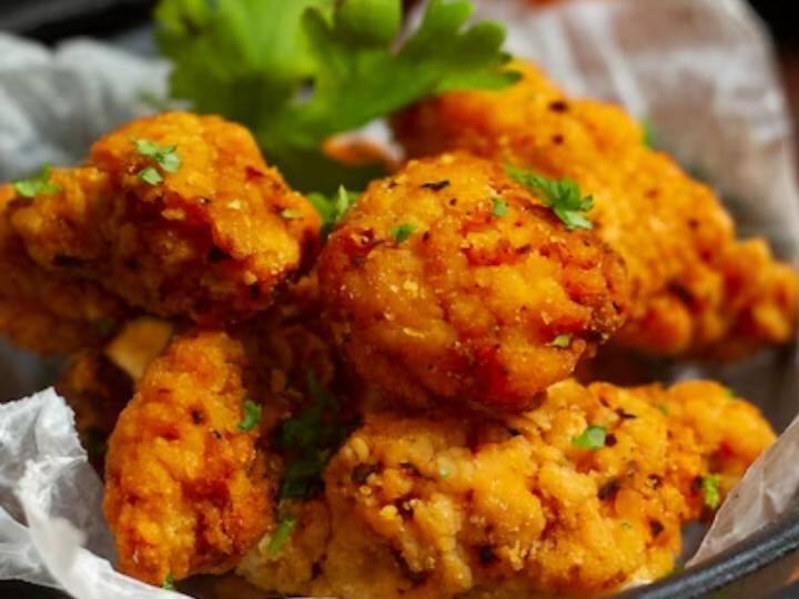 एक नॉन-स्टिक पैन में सरसों का तेल गर्म करें. - अब चम्मच की सहायता से दाल का थोड़ा सा मिश्रण निकाल लीजिए और पैन में डाल दीजिए. इसे धीरे से दबाएं लेकिन ज्यादा चपटा न करें। वड़ा को अभी भी अपना गोलाकार आकार बरकरार रखना चाहिए. सभी वड़ों को दोनों तरफ से हल्का सुनहरा भूरा होने और कुरकुरा होने तक तल लीजिए.