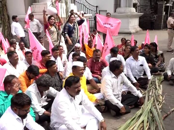 सोलापूर जिल्ह्यातील मकाई सहकारी साखर कारखान्याचे सभासद शेतकरी आक्रमक झाले आहेत.