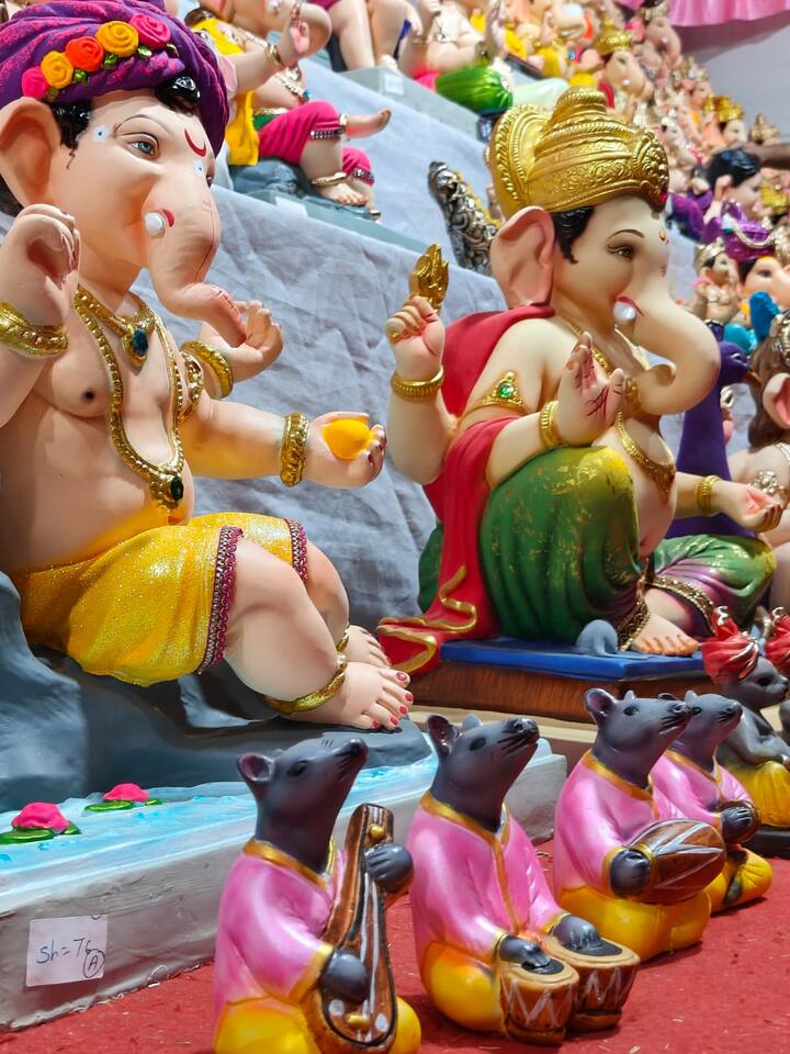 त्यामुळे अनेक भाविक घरगुती गणपतीसाठी वेगवेगळे पर्याय आणि आकर्षक मूर्ती शोधत असतात.