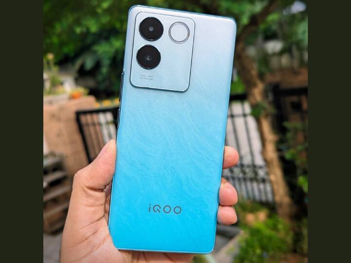 iQOO Z7 Pro 5G: 25,000 के बजट में लेने के लिए ये स्मार्टफोन सबसे अच्छी चॉइस है. इसमें आपको 64MP का OIS कैमरा, 4600 एमएएच की बैटरी 66 वॉट के फास्ट चार्जिंग के साथ, 6.78 इंच की स्क्रीन और Dimensity 7200 SOC का सपोर्ट मिलता है. फिलहाल ये फोन आउट ऑफ़ स्टॉक है.इसे आप 8/128GB और 8/256GB में खरीद सकते हैं. इसकी कीमत 23,999 रुपये से शुरू है.