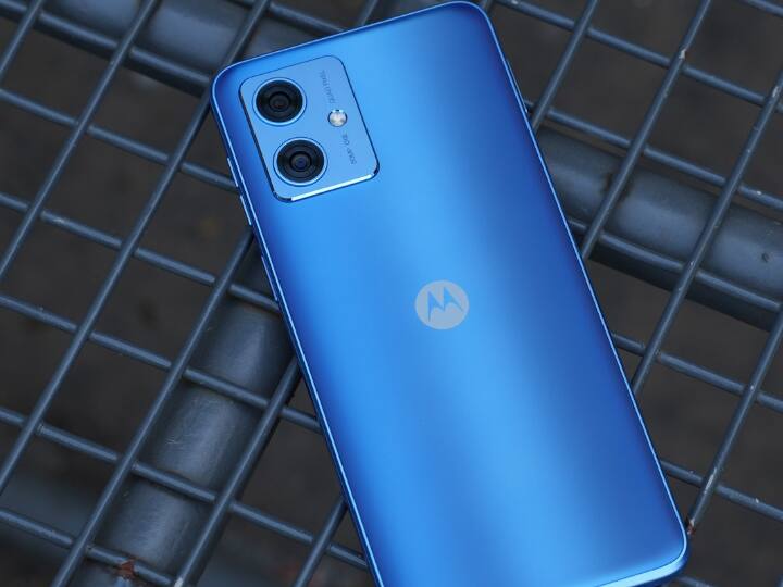 मोटोरोला कल 12 बजे Moto G54 स्मार्टफोन को लॉन्च करेगी. मोबाइल में आपको 12GB रैम और 256GB की इंटरनल स्टोरेज मिलेगी. इस फोन में कंपनी 6000 एमएएच की बैटरी दे रही है जो आराम से 2 दिन तक चल सकती है. ये पहली बार है जब कंपनी किसी फोन में इतनी बड़ी बैटरी दे रही है.