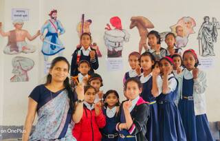 Teachers Day : हसत खेळत शिक्षणाला तंत्रज्ञानाची जोड, विद्यार्थ्यांमध्ये रमत पुण्याच्या मृणाल गांजाळे यांनी मिळवला राष्ट्रीय शिक्षक पुरस्कार; कशी चालते शाळा?