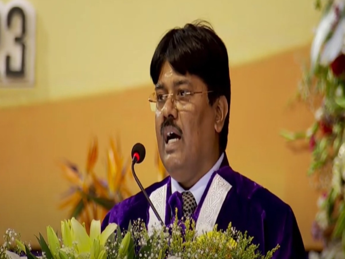 Anna University Convocation : ’பேசிக்கொள்ளாமலும் பார்த்துக்கொள்ளாமலும் ஒரே மேடையில் அருகருகே அமர்வது எப்படி?’ டெமோ செய்துகாட்டிய ஆளுநரும் அமைச்சரும்..!