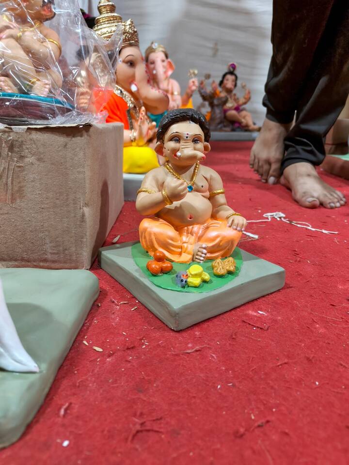 गणरायाच्या सेवेत कोणतीही कमतरता राहू नये यासाठी गणेशभक्त जय्यत तयारी करत आहे.