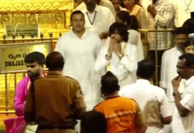 ஷாருக்கான் மற்றும் நயன்தாராவை பார்த்த பக்தர்கள் மகிழ்ச்சியடைந்தனர்.