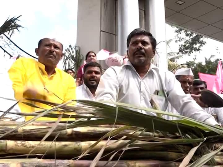 चालू वर्षातील ऊसबिल दिले नसल्यामुळे साखर आयुक्त कार्यालयाबाहेर भीक मांगो आंदोलन करण्यात येत आहे.