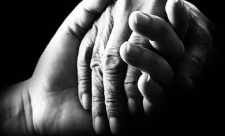 কিন্তু এক্ষেত্রে কিছু রাশির জাতক একেবারে ব্যতিক্রম। কাউকে কষ্টে থাকতে দেখলে, নিজের অতি প্রিয় জিনিসও দান করে দিতে পারেন এঁরা। কোনও জিনিসের উপর যতই মায়া পড়ে যাক না কেন, তাতে কারও কষ্ট মোচন হলে, বিলিয়ে দিতে পারেন কিছু মানুষ।