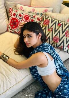 Mouni Roy: ਮੌਨੀ ਰਾਏ ਨੇ ਪ੍ਰਿੰਟਿਡ ਸਾੜ੍ਹੀ ‘ਚ ਫਲਾਂਟ ਕੀਤੀ ਪਤਲੀ ਕਮਰ, ਸੋਫੇ 'ਤੇ ਲੇਟ ਕੇ ਦਿੱਤੇ ਸਿਜ਼ਲਿੰਗ ਪੋਜ਼