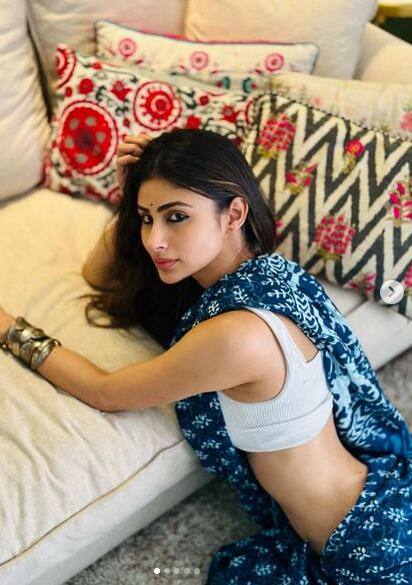 ਮੌਨੀ ਰਾਏ ਦਾ ਬੋਲਡ ਅਤੇ ਖੂਬਸੂਰਤ ਲੁੱਕ ਇੰਸਟਾਗ੍ਰਾਮ 'ਤੇ ਪੋਸਟ ਹੁੰਦੇ ਹੀ ਚਰਚਾ 'ਚ ਆਉਣਾ ਸ਼ੁਰੂ ਹੋ ਜਾਂਦਾ ਹੈ। ਹਾਲ ਹੀ 'ਚ ਅਦਾਕਾਰਾ ਨੇ ਆਪਣੇ ਲੇਟੈਸਟ ਸਿੰਪਲ ਲੁੱਕ ਨਾਲ ਪ੍ਰਸ਼ੰਸਕਾਂ ਨੂੰ ਹੈਰਾਨ ਕਰ ਦਿੱਤਾ ਹੈ। ਇਨ੍ਹਾਂ ਤਸਵੀਰਾਂ 'ਚ ਉਸ ਦਾ ਕਿਲਰ ਅੰਦਾਜ਼ ਦੇਖ ਕੇ ਲੋਕ ਉਸ ਦੀ ਖੂਬਸੂਰਤੀ ਦੇ ਦੀਵਾਨੇ ਹੋ ਗਏ ਹਨ। ਦੇਖੋ ਅਦਾਕਾਰਾ ਦਾ ਕਾਤਲ ਅਵਤਾਰ...