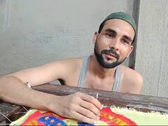 मथुरा में धार्मिक सद्भावना की शानदार मिसाल, मुस्लिम कारीगर तैयार करते हैं राधा-कृष्ण की पोशाक