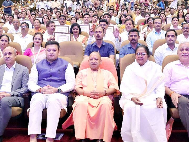 Happy Teachers Day 2023 UP CM Yogi Adityanath honored 94 teachers More than 2 lakh tablets will be distributed ANN Happy Teachers Day 2023: सीएम योगी ने टीचर्स डे के मौके पर 94 शिक्षकों को किया सम्मानित, बांटे जाएंगे 2 लाख से ज्यादा टैबलेट