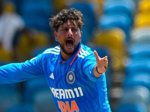 একমাত্র স্পেশালিস্ট স্পিনার হিসেবে সুযোগ পেয়েছেন কুলদীপ যাদব। দলে জায়গা পাননি রবিচন্দ্রন অশ্বিন ও যুজবেন্দ্র চাহাল।