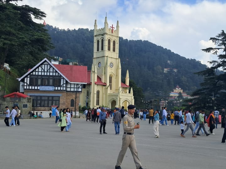 Queen of Hills Shimla: हिमाचल प्रदेश की राजधानी और पहाड़ों की रानी शिमला में शिमला में सुबह से ही धूप खिली हुई है, धूप के बाद मौसम बेहद सुहावना हो चुका है.