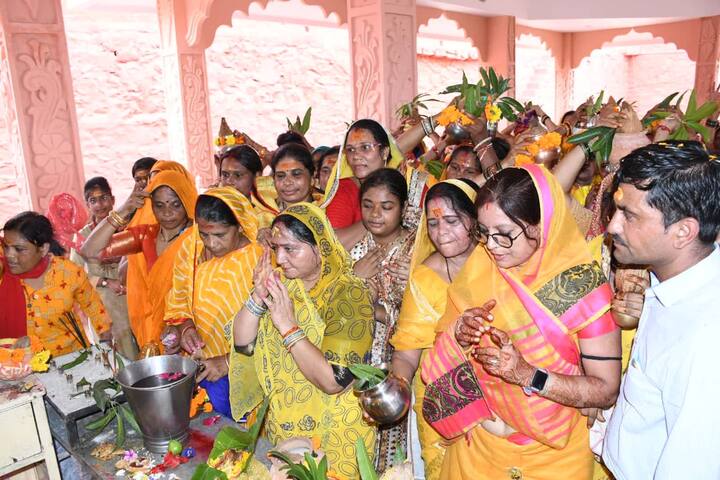 आज विशाल कलश यात्रा निकली. इसमें मंत्री की पत्नी और जिला पंचायत की पूर्व उपाध्यक्ष सरोज सिंह और सागर की मेयर संगीता सुशील तिवारी शामिल हुई.