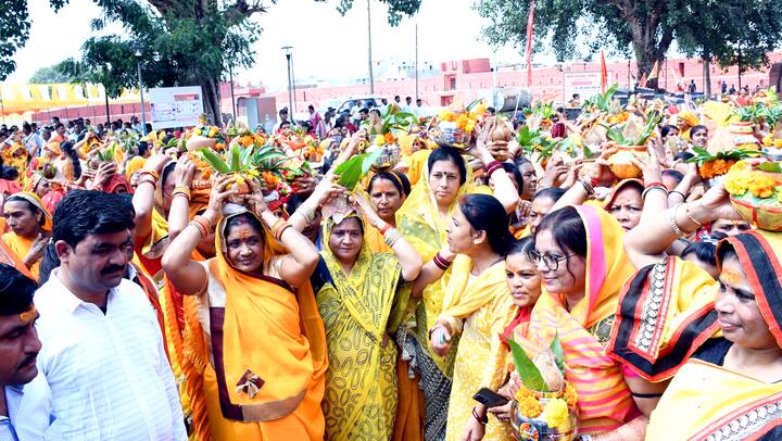 खुरई में मंगलवार सुबह बागेश्वर धाम पीठाधीश्वर पं श्री धीरेन्द्र कृष्ण शास्त्री जी की तीन दिवसीय श्री हनुमंत कथा आयोजन के पहले दिन नगर में भव्य कलश यात्रा निकाली गई। कलश यात्रा में मुख्य रूप से नगरीय विकास एवं आवास मंत्री श्री भूपेंद्र सिंह की धर्मपत्नी श्रीमती सरोज सिंह ने मां बीजासेन देवी देवी मंदिर में प्रवेश कर मां विधिवत पूजा अर्चना किया, इसके बाद यात्रा में शामिल हुईं.