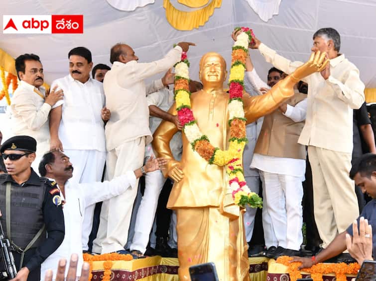 Chandrababu NTR statue unveiled in Bellary. Ballari Chandrababu : బళ్లారిలో ఎన్టీఆర్ విగ్రహాన్ని ఆవిష్కరించిన చంద్రబాబు - ఏపీ కన్నా ఎక్కువ హంగామా చేసేశారుగా