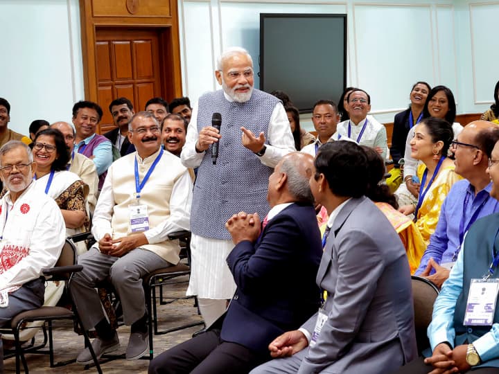 PM Modi met winners of the National Teacher Award on teachers day 2023 Teachers Day: 'मुझे हर महीने 2 चिट्ठी लिखते थे, सभी संभाल कर रखी है...', पीएम मोदी ने अपने टीचर को किया याद, दिया ये मंत्र