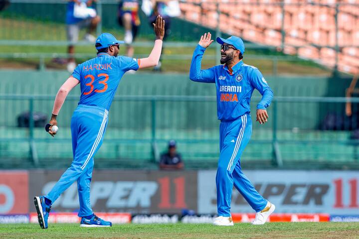 நீண்ட நேரம் கழித்து களம் இறங்கிய இந்தியா அணி இறுதியில் 20.1 ஓவர்களில் விக்கெட் எதையும் இழக்காமல் 147 ரன்கள் எடுத்து 10 விக்கெட் வித்தியாசத்தில் வெற்றி பெற்றது.