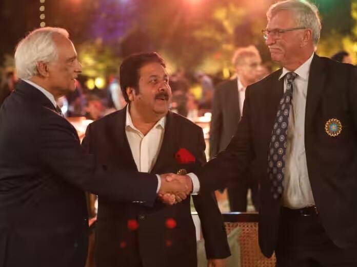 Roger Binny & Rajeev Shukla: બીસીસીઆઈ પ્રમુખ રોજર બિન્ની સોમવારે પાકિસ્તાન પહોંચ્યા હતા. રાજીવ શુક્લા પણ રોજર બિન્ની સાથે હતા. દરમિયાન પીસીબીના અધિકારીઓએ બંનેનું ઉષ્માભેર સ્વાગત કર્યું હતું.