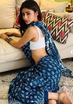 Mouni Roy: ਮੌਨੀ ਰਾਏ ਨੇ ਪ੍ਰਿੰਟਿਡ ਸਾੜ੍ਹੀ ‘ਚ ਫਲਾਂਟ ਕੀਤੀ ਪਤਲੀ ਕਮਰ, ਸੋਫੇ 'ਤੇ ਲੇਟ ਕੇ ਦਿੱਤੇ ਸਿਜ਼ਲਿੰਗ ਪੋਜ਼