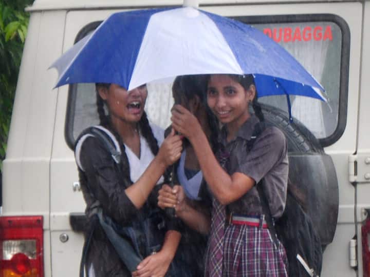 Heavy Rain Lashes Hyderabad And Parts Of Telangana Schools To Remain Shut Today Traffic Jam Monsoon 2023 Heavy Rain Lashes Hyderabad And Parts Of Telangana, Schools To Remain Shut Today