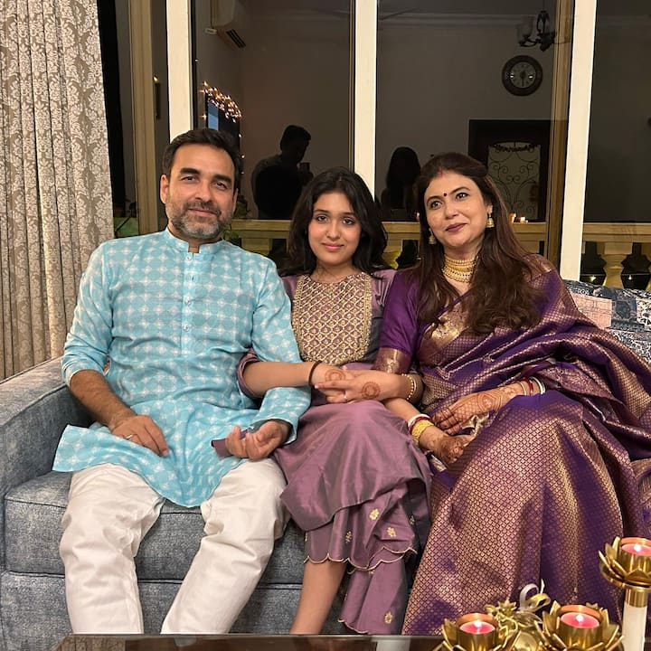 ये पंकज के घर का लिविंग एरिया है. जिसमें ब्लू शेड के सोफे लगे हुए. इस तस्वीर में एक्टर अपनी पत्नी और बेटी के साथ पोज दे रहे हैं.