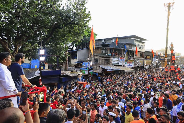 কিন্তু এভাবে কি আর বালগোপালকে আটকানো যায়? তখনই নতুন বুদ্ধি বের করেছিলেন শ্রীকৃষ্ণ। বন্ধুদের নিয়ে একটি 'পিরামিড' তৈরি করে ফেলেন। মানুষকে নিয়ে তৈরি ওই পিরামিডের মাথায় উঠে মাখন ও দইয়ের হাঁড়ি ভাঙাই ছিল এসবের মূল লক্ষ্য।