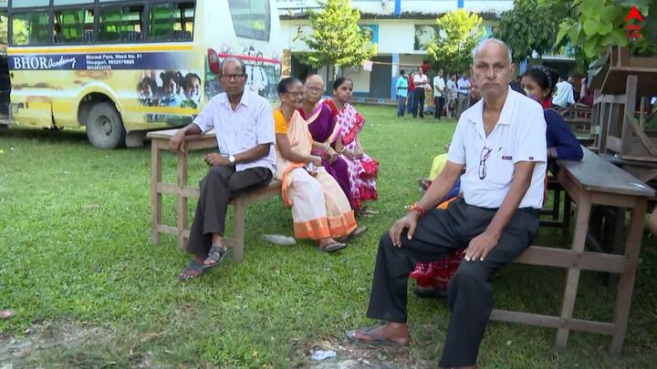 তবে ভোট শুরুর কিছুটা পরেই ৬৬ নং বুথে ইভিএম মেশিন খারাপ হওয়ার খবর এসেছে। যার জেরে ওই বুথে ভোটগ্রহণ কিছু থমকে রয়েছে।