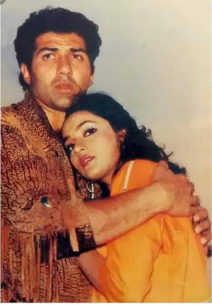 बॉलीवुड फिल्मों में अक्सर देखा जाता है कि अगर किसी जोड़ी की एक फिल्म हिट हो गई तो उनको लेकर दोबारा फिल्म जरूर बनाई जाती है. लेकिन बहुत कम लोग जानते हैं इंडस्ट्री की एक जोड़ी ऐसी भी है. जिसने साथ में पहली ही फिल्म सुपरहिट दी थी. लेकिन फिर दोबारा कभी पर्दे पर वो साथ नजर नहीं आए.