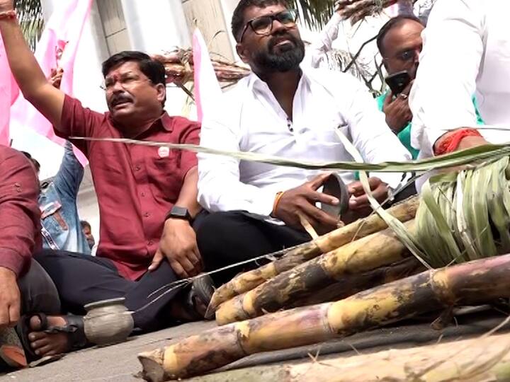 साखर आयुक्तांकडे पाठपुरावा करुनही ऊस बिल मिळत नसल्यामुळे शेतकऱ्यांनी आक्रमक पवित्रा घेतला आहे.