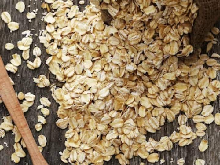 చివరిగా నెయ్యి వేసి కలపండి. అంతే పాయసం రెడీ. ఓట్స్ పాయసాన్ని ఒక సర్వింగ్ బౌల్ లోకి తీసుకుని జీడిపప్పుతో అలంకరించి.. వేడిగా లేదా చల్లగా సర్వ్ చేసుకోవచ్చు.