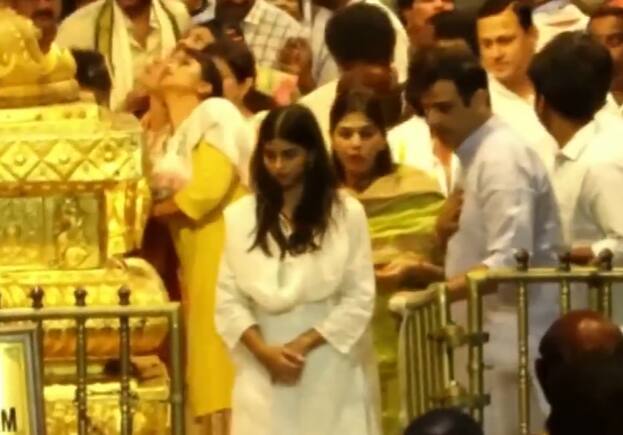 இந்த நிகழ்வில் ஷாருக்கான், அவரது மகள் சுஹானா கான், நயன்தாரா, விக்னேஷ் சிவன் ஆகியோர் தரிசனம் முடித்து விட்டு வெளிவரும் வீடியோ காட்சிகள் சமூக வலைத்தளங்களில் ட்ரெண்டாகியுள்ளது.