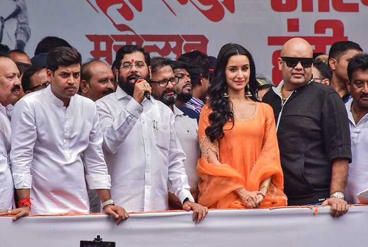 সেখান থেকে চলে আসছে এই 'দহি হান্ডি উৎসব'। যাঁদের নিয়ে ওই 'পিরামিড' তৈরি হয়, তাঁদের বলা হয় 'গোবিন্দা'। আর যিনি সকলের পিঠে উঠে, দই বা মাখনের হাঁড়ি ভাঙতে পারেন তাঁকে পুরষ্কৃত করেন আয়োজক কমিটির সদস্যরা।