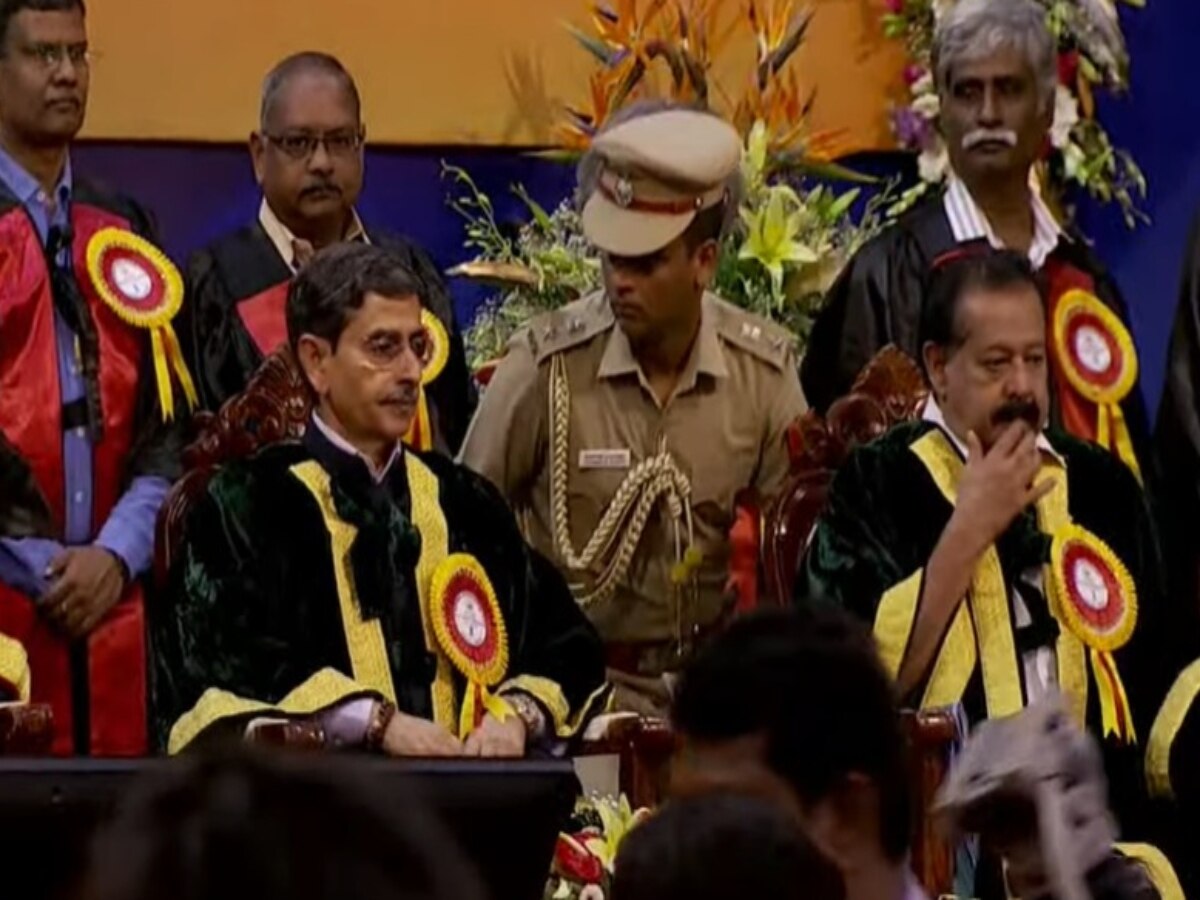 Anna University Convocation : ’பேசிக்கொள்ளாமலும் பார்த்துக்கொள்ளாமலும் ஒரே மேடையில் அருகருகே அமர்வது எப்படி?’ டெமோ செய்துகாட்டிய ஆளுநரும் அமைச்சரும்..!