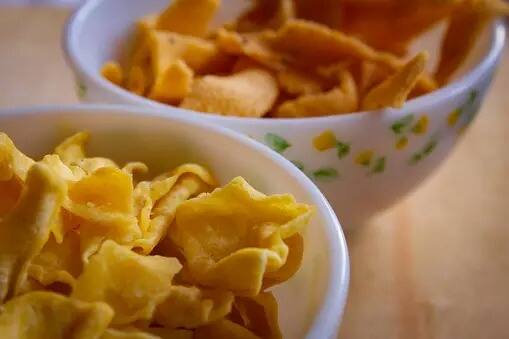 செய்முறை : மிக்ஸி ஜாரில் பொட்டு கடலையை சேர்த்து நன்கு அரைத்து தனியாக எடுத்து வைக்கவும்.பின்பு சல்லடையில் அரைத்த பொட்டு கடலை மாவு, அரிசி மாவு, கடலை மாவு, உப்பு, மிளகாய் தூள், பெருங்காயத்தூள் சேர்த்து சலித்து கொள்ளவும். பிறகு உருக்கிய வெண்ணெய் சேர்த்து கலந்துவிடவும்.