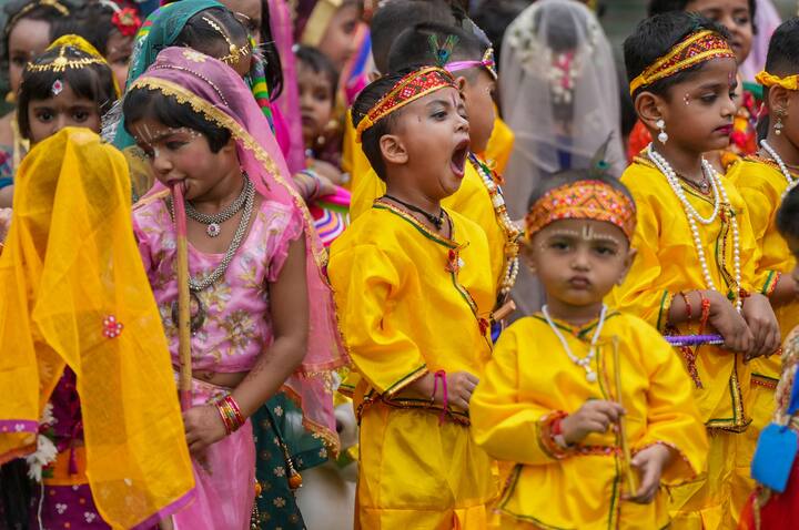 এই নিয়ে তিতিবিরক্ত গ্রামবাসীরা যশোদার কাছে গিয়ে অভিযোগ করেন। তাতে বিস্তর বকুনি খেয়েছিলেন শ্রীকৃষ্ণ।